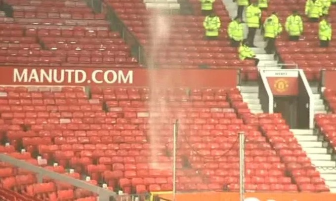 Sân Old Trafford có hiện tượng dột khi trời mưa