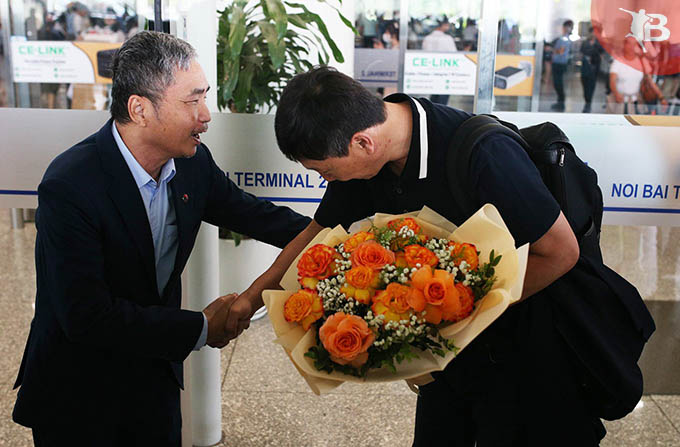 Ông Kim cúi người, cảm ơn đại diện lãnh đạo VFF. Vị HLV 47 tuổi cũng cúi chào người hâm mộ Việt Nam tại sân bay