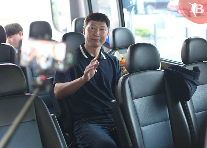 Ông Kim Sang Sik dự kiến sẽ theo dõi trận đấu giữa Thể Công Viettel và HAGL vào tối nay. Hành trình với ĐT Việt Nam của ông Kim bắt đầu 