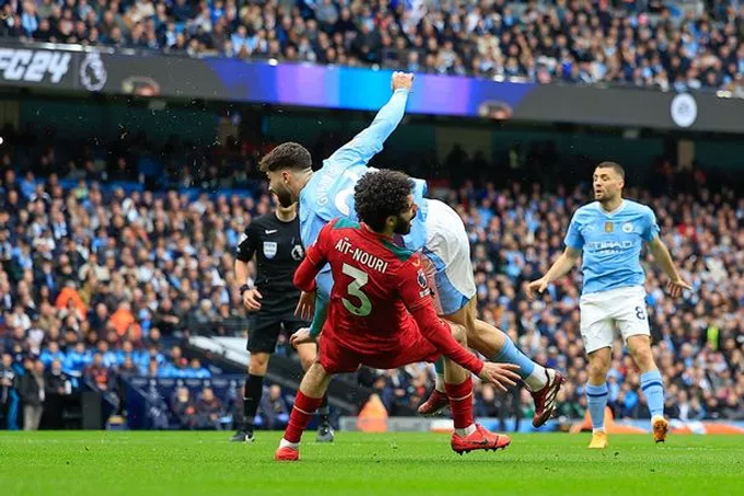 Pha va chạm giữa Ait-Nouri và Gvardiol trong tình huống Man City được hưởng penalty