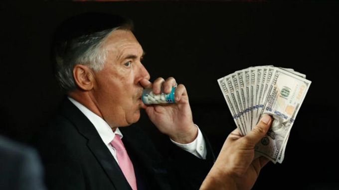 Ancelotti tốn tiền vì kẹo cao su