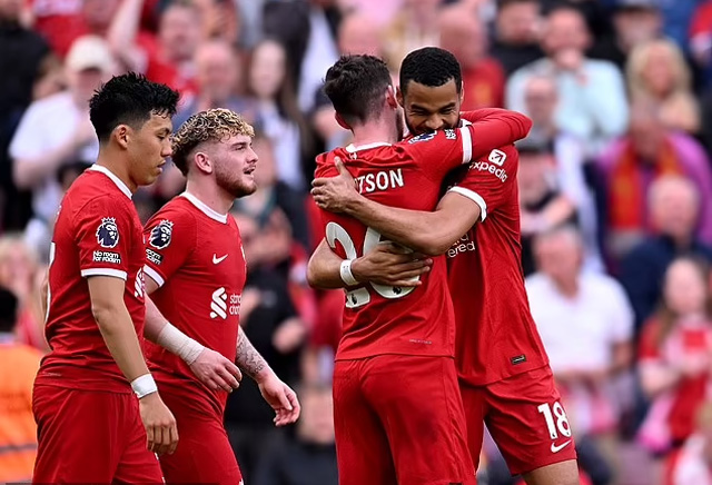 Slot theo dõi những phút đầu trận thắng 4-2 của Liverpool trước Tottenham