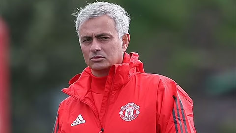 Ten Hag cho rằng Mourinho được ưu ái nhiều hơn