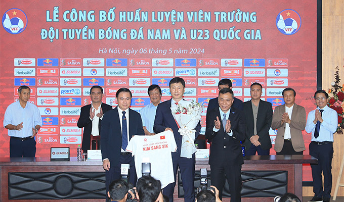 HLV Kim Sang Sik được kỳ vọng sẽ mang lại thành công cho bóng đá Việt Nam - Ảnh: Đức Cường 