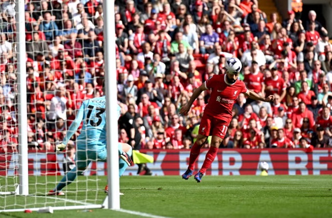 Salah đánh đầu mở tỷ số trước Tottenham