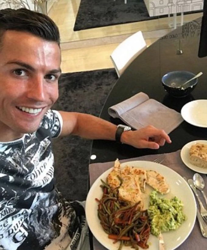 Hình ảnh khi ăn uống của Ronaldo cũng được Shanta sao chép