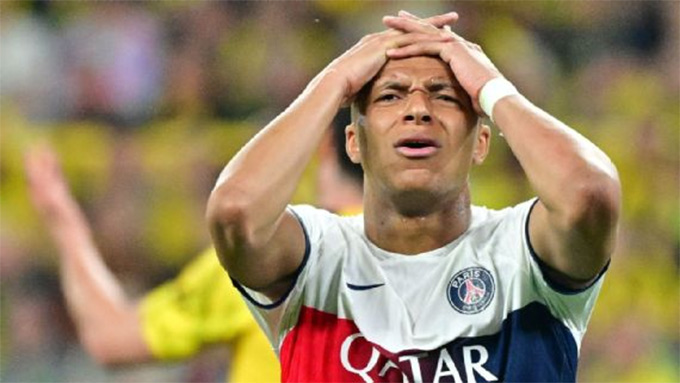 Mbappe tiếc nuối vì sút bóng trúng mép trong cột dọc bật ra ngoài ở bán kết lượt đi trước Dortmund