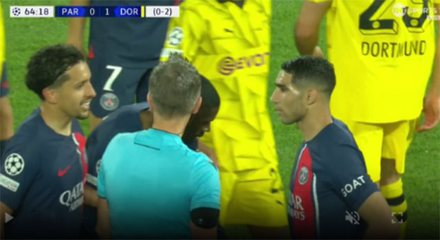 Trọng tài cho PSG được hưởng quả đá phạt ngay sát vòng cấm Dortmund
