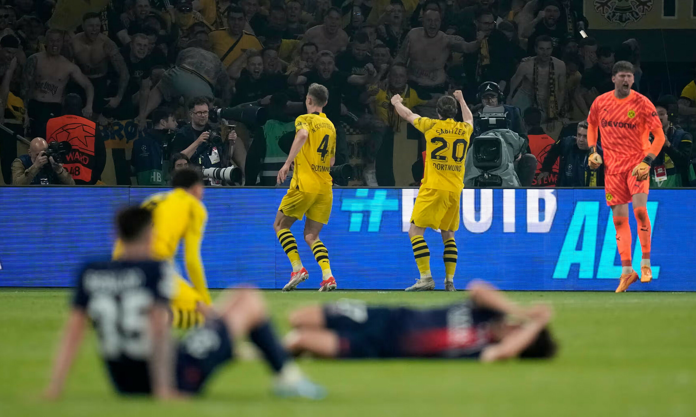 PSG siêu giàu đã phải gục ngã trước một Dortmund thường xuyên phải "bán vợ, đợ con"