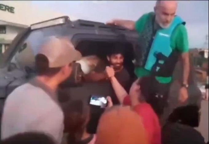 Diego Costa lái xe jeep chở người dân thoát khỏi vùng lũ