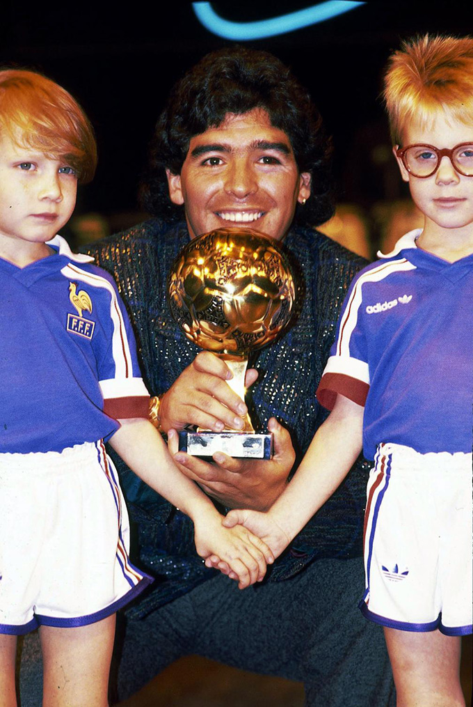 Maradona bên Quả bóng vàng World Cup 1986