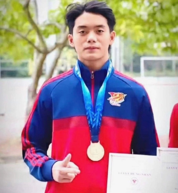 Minh Triết nhận huy chương ở một giải đấu
