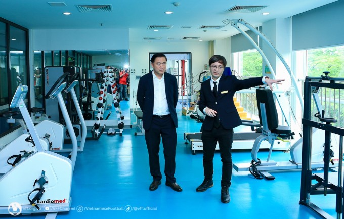 Phó chủ tịch LĐBĐVN Trần Anh Tú (trái) trực tiếp tham quan cơ sở vật chất của Trung tâm Chấn thương chỉnh hình & Y học thể thao, Bệnh viện ĐKQT Vinmec Times City.