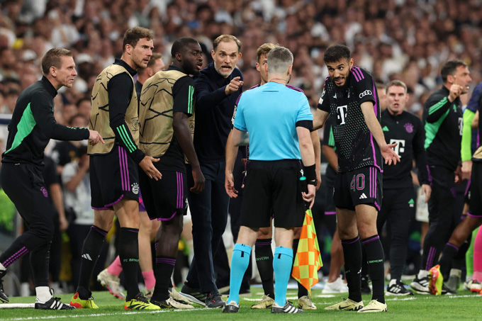 Các cầu thủ Bayern vây lấy trọng tài biên