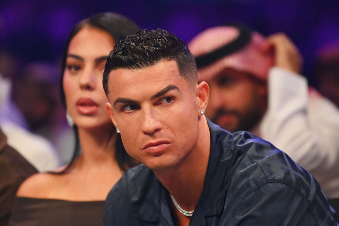  Ronaldo méo mặt vì kiện tụng