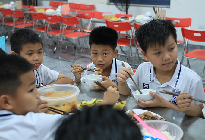 Các cầu thủ học cách mời cơm, chia bát, đũa và cùng đợi nhau trước khi dùng bữa - Ảnh: Hà Nội FC 