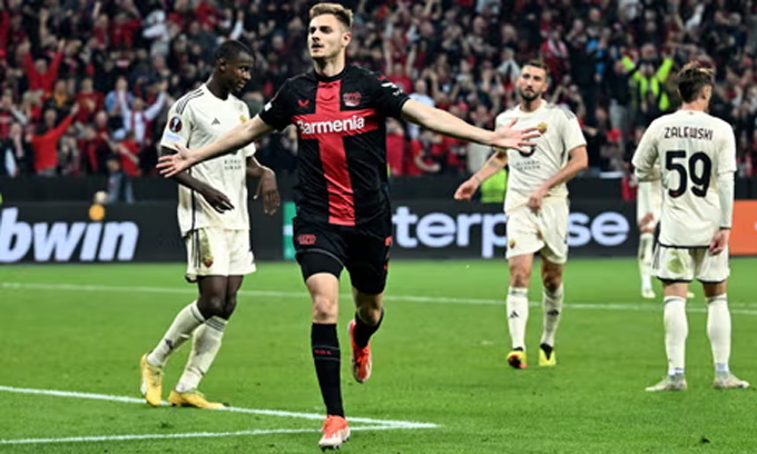 Stanisic ghi bàn ấn định tỷ số 2-2 ở trận Leverkusen vs Roma