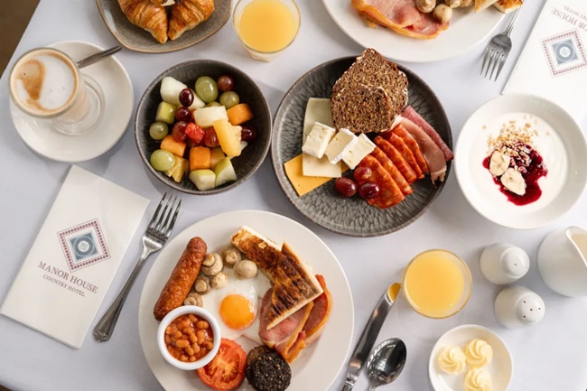 Du khách có thể thưởng thức nhiều bữa sáng đa dạng, bao gồm cả bữa sáng đầy đủ kiểu CH Ireland. Vào cuối năm 2023, khách sạn Manor House đã được trao giải Nhà hàng của năm