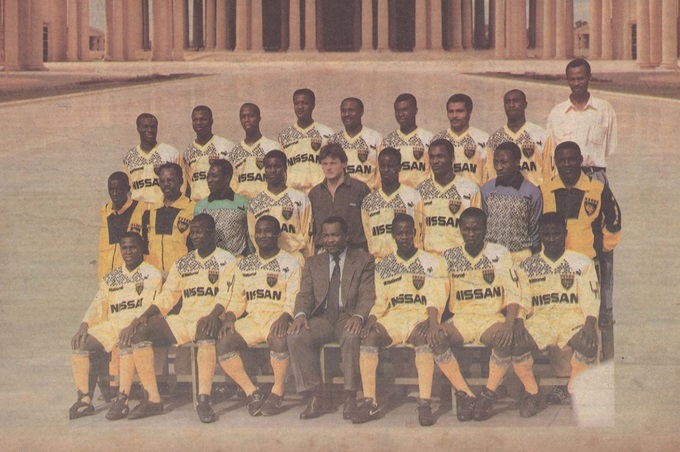 Philippe Troussier (đứng giữa, hàng thứ hai) và đội hình Mimosas vô địch Bờ Biển Ngà năm 1990