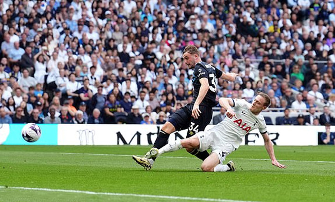 Larsen mở tỷ số trận Tottenham vs Burnley ở phút 25