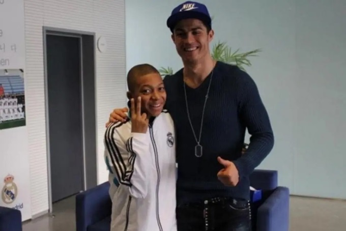 Mbappe chụp ảnh cùng Ronaldo khi tới thử việc tại Real Madrid vào năm 2012