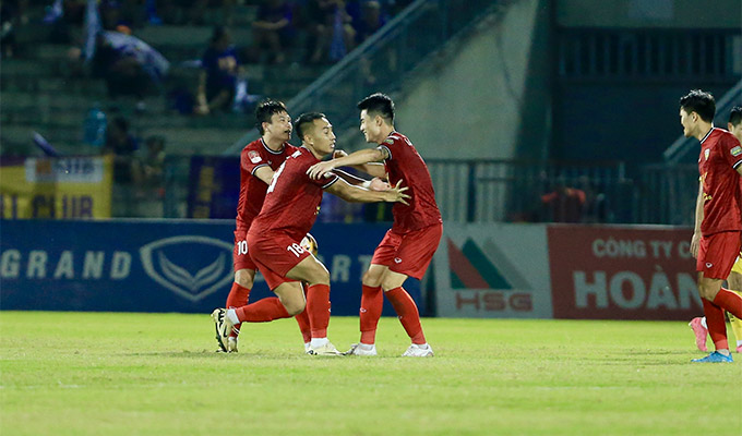 Niềm vui của Lâm Anh Quang sau bàn thắng quân bình tỷ số 2-2 cho Hà Tĩnh - Ảnh: Đức Cường 