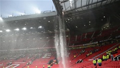 CĐV MU phẫn nộ khi mái sân Old Trafford dột nặng