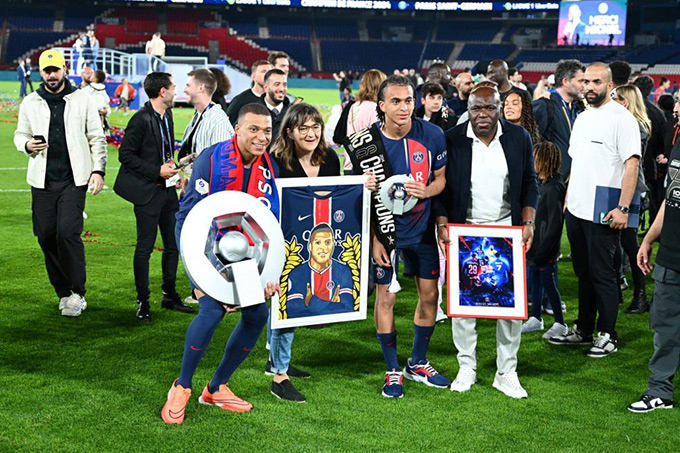 Bên gia đình thân yêu lần cuối trong màu áo PSG tại Parc des Princes