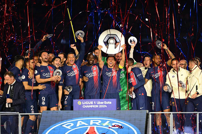 Cùng các đồng đội ăn mừng chức vô địch Ligue 1