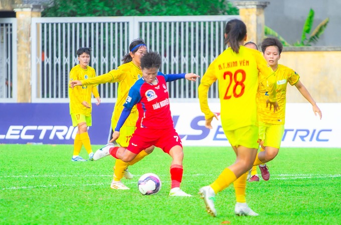 Bìch Thuỳ (áo đỏ, Thái Nguyên T&T) trong vòng vây của các cầu thủ TP.HCM. Ảnh: CTV