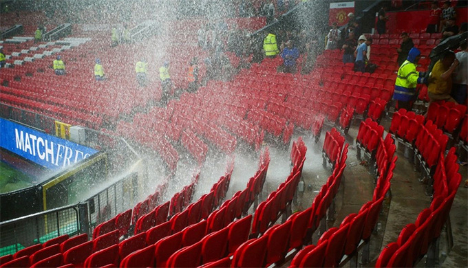 Nước chảy như thác ở sân Old Trafford vì mái dột