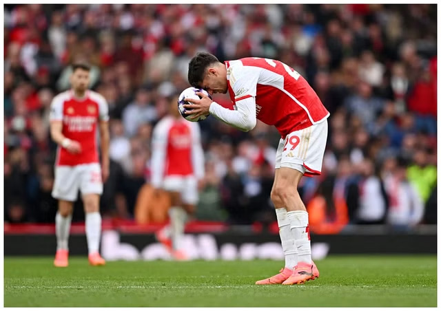Trận thua Aston Villa khiến Arsenal thất thế trước Man City trong cuộc đua vô địch