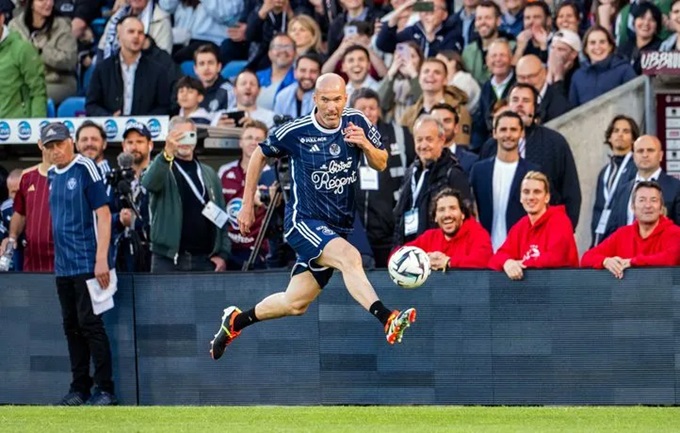 Pha tâng bóng nghệ thuật của Zidane khiến khán giả trầm trồ