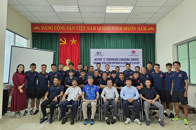 Cựu trung vệ ĐT Việt Nam và CLB Nam Định - Nguyễn Hữu Tuấn vừa hoàn thành khóa học bằng C HLV tại Nam Định 