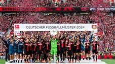 Phút giây vui sướng khi Leverkusen nâng cao chiếc Đĩa bạc lần đầu tiên trong lịch sử