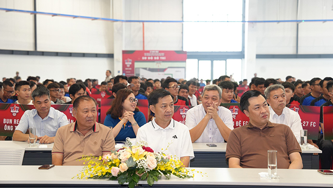 Trưởng ban TT Đặng Thanh Hạ (áo  trắng), Phó GĐ Sở VH-TT-DL Bình Dương, Cao Văn Chóng (bên phải) dự lễ khai mạc