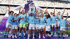 Khoảnh khắc Man City nâng cao chiếc cup vô địch NHA mùa giải 2023/24