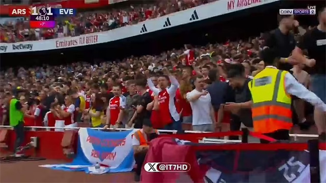 Fan Arsenal cực kỳ phấn khích dù đội nhà đang bị cầm hòa