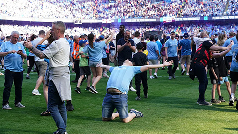 Neville lên án fan Man City