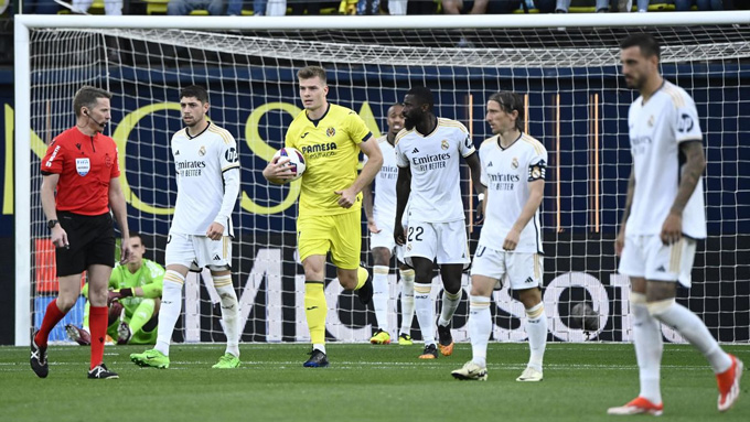 Sorloth (áo vàng) ghi tới 4 bàn giúp Villarreal cầm hòa Real Madrid