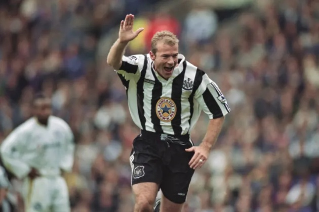 4. Alan Shearer - Blackburn Rovers, Newcastle: Có một thống kê đã định nghĩa di sản của Alan Shearer tại giải đấu cao nhất xứ sở sương mù - số bàn thắng. Ông chính là cầu thủ có nhiều pha lập công nhất mọi thời đại trong lịch sử Premier League. 260 bàn thắng của cựu tuyển thủ Anh trong màu áo hai câu lạc bộ là Blackburn Rovers và Newcastle chưa thể bị phá vỡ cho tới lúc này. Đỉnh cao trong sự nghiệp của Shearer là ở mùa giải 1994/95, khi ông ghi tới 34 bàn cùng 13 đường kiến tạo cho các đồng đội để giúp Blackburn giành chức vô địch sau vòng đấu cuối cùng. Đáng tiếc cả đời Shearer chỉ 1 lần giành được chức vô địch Ngoại hạng Anh.