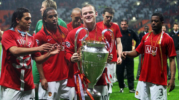 3. Wayne Rooney - Everton, Manchester United: Tài năng của Wayne Rooney là không có gì phải bàn cãi. Cho tới khi treo giày, anh chính là cầu thủ dẫn đầu danh sách ghi bàn của Man United và đội tuyển Anh. Khởi nghiệp với tư cách là một thần đồng ở Everton, cống hiến những gì đẹp nhất cho Quỷ đỏ trước khi quay về với Everton. Anh từng cùng với Cristiano Ronaldo và Carlos Tevez hợp thành tam tấu đáng sợ ở mùa giải 2007/08. Sau này, khi cả hai ngôi sao kể trên rời đi, Rooney vẫn ở lại miệt mài cống hiến. Có thể nói, cựu huyền thoại này chính là hình mẫu về sự trung thành, tinh thần chiến đấu, khát khao và duy trì sự ổn định trong một thời gian dài.