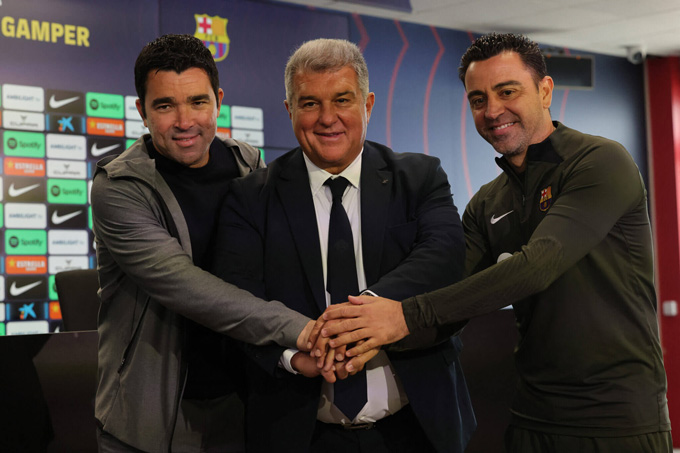 Barca đã hết niềm tin vào Xavi (ngoài cùng phải)