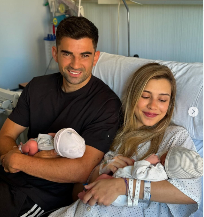 Vợ chồng Enzo vừa sinh đôi 2 nhóc
