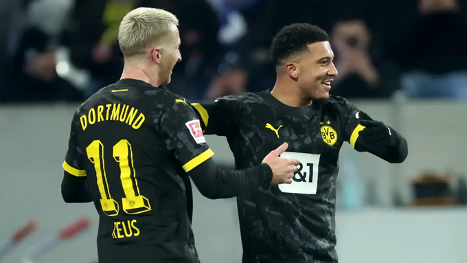 Sancho (phải) muốn tiếp tục ở lại Dortmund