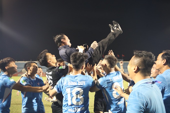 Niềm vui của thầy trò HLV Trương Việt Hoàng với chức vô địch sớm. Ảnh: Phi Hải 