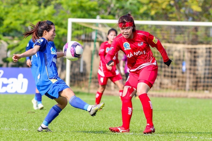 Các cầu thủ Hà Nội II (áo đỏ) thi đấu khá cân bằng với Thái Nguyên T&T trong hiệp 1. Ảnh: CTV