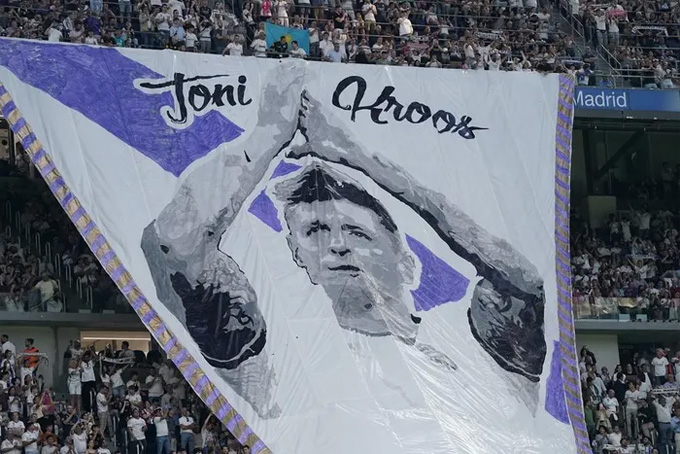 NHM Real Madrid tri ân Kroos trên khán đài