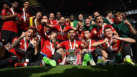Cảnh tượng MU 'nhuộm đỏ' Wembley sau chức vô địch FA Cup