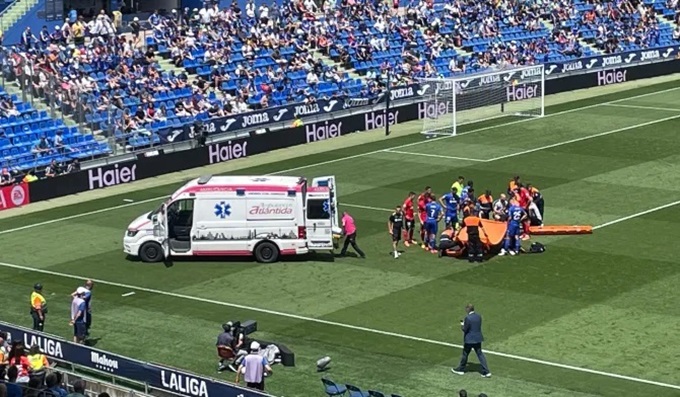 Xe cấp cứu vào hẳn trong sân để đưa Soria nhập viện